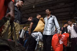 Ngư dân Ấn Độ chuẩn bị lên tàu sau khi được trả tự do tại Karachi, Pakistan. (Nguồn: AFP/TTXVN)