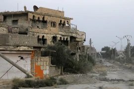Cảnh đổ nát sau các cuộc tấn công tại khu vực ngoại ô Deir Ezzor, Syria. (Nguồn: AFP/TTXVN)
