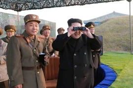 Nhà lãnh đạo Triều Tiên Kim Jong-un (giữa) thị sát cuộc tập trận của quân đội Triều Tiên tại một địa điểm bí mật trên lãnh thổ nước này. (Nguồn: EPA/TTXVN)