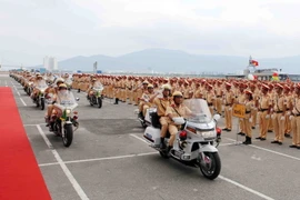 Cán bộ, chiến sỹ Cảnh sát giao thông ra quân bảo đảm trật tự, an toàn giao thông phục vụ Tuần lễ cấp cao APEC tại Đà Nẵng. (Ảnh: Trần Lê Lâm/TTXVN)