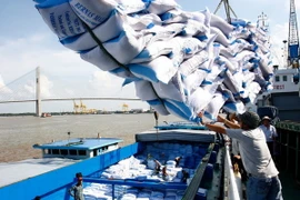 Bốc xếp gạo xuất khẩu tại cảng Sài Gòn. (Ảnh: Đình Huệ/TTXVN)