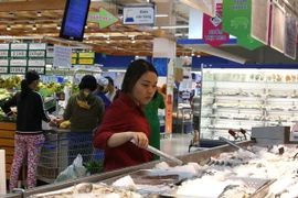 Người tiêu dùng mua sắm ở siêu thị Co.op Mart Foodcosa Quang Trung (Gò Vấp). (Ảnh: Thanh Vũ/TTXVN)
