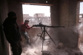 Tay súng thuộc lữ đoàn Failaq al Rahman nã súng hạng nặng vào khu vực do lực lượng nổi dậy kiểm soát ở quận Jobar, Damascus, Syria. (Nguồn: AFP/TTXVN)