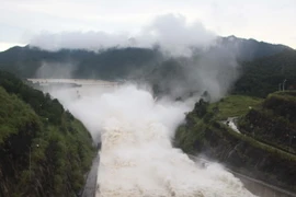 Xả lũ hồ Cửa Đạt với lưu lượng 3.600 m3/s. (Ảnh: Hoa Mai/TTXVN)