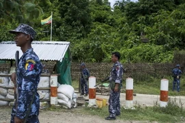Cảnh sát biên giới gác tại một cửa khẩu gần thị trấn Maungdaw, bang Rakhina, Myanmar. (Nguồn: AFP/TTXVN)