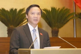 Chủ nhiệm Ủy ban Pháp luật của Quốc hội Nguyễn Khắc Định trình bày Báo cáo về việc thực hiện chính sách, pháp luật về cải cách tổ chức bộ máy hành chính nhà nước giai đoạn 2011-2016. (Ảnh: Phương Hoa/TTXVN)