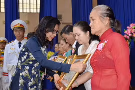 Phó Chủ tịch Ủy ban Nhân dân Thành phố Hồ Chí Minh Nguyễn Thị Thu trao tặng danh hiệu Bà Mẹ Việt Nam Anh hùng cho thân nhân các mẹ. (Ảnh: Thanh Vũ/TTXVN)