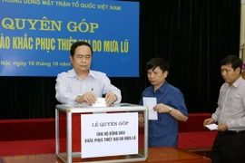 Chủ tịch Ủy ban Trung ương MTTQ Việt Nam Trần Thanh Mẫn cùng cán bộ, nhân viên và người lao động tham gia quyên góp ủng hộ đồng bào. (Ảnh: Nguyễn Dân/TTXVN)