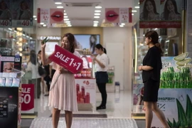 Một cửa hàng mỹ phẩm tại trung tâm mua sắm ở Seoul. (Nguồn: AFP/TTXVN)