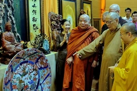 Đông đảo Chư tôn giáo giáo phẩm Phật giáo Việt Nam thành phố và cộng đồng Phật tử tham quan triển lãm. (Ảnh : Thế Anh/TTXVN)