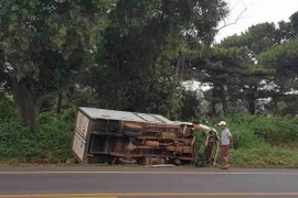 Chiếc xe tải bị lật nghiêng sau khi gây tai nạn. (Ảnh: Cường Thành/TTXVN)