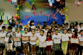 Trao Giấy khen cho các em thiếu nhi nhân dịp Tết Trung Thu ở Séc. (Ảnh: Trần Quang Vinh/Vietnam+)