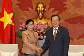 Phó Chủ tịch Quốc hội Phùng Quốc Hiển tiếp Chủ tịch Kiểm toán Nhà nước nước Lào Viengthong Siphandone. (Ảnh: Văn Điệp/TTXVN)