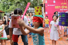 Trò chơi đập lon thu hút khá đông các bé tham gia. (Ảnh: Doãn Đức/Vietnam+)