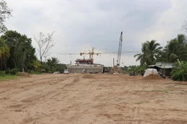 Công tác giải phóng mặt bằng ở xã Thới Sơn, thành phố Mỹ Tho, tỉnh Tiền Giang đã hoàn tất, phục vụ thi công dự án cầu Rạch Miễu 2. (Ảnh: Hữu Chí/TTXVN)