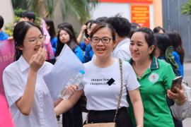 Niềm vui của phụ huynh và thí sinh tại điểm thi Trường Trung học Cơ sở Ngô Sĩ Liên, quận Hoàn Kiếm sau khi hoàn thành bài thi Ngữ văn. (Ảnh: Hoàng Hiếu/TTXVN)