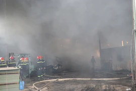 Lực lượng cứu hỏa làm nhiệm vụ tại hiện trường đám cháy xưởng gỗ công nghiệp ở Hà Tĩnh. (Ảnh: Hoàng Ngà/TTXVN)