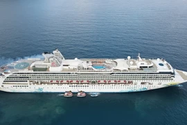 Tàu biển Resorts World One đưa hơn 2.000 khách quốc tế trải nghiệm Côn Đảo. (Ảnh: Huỳnh Sơn//TTXVN)