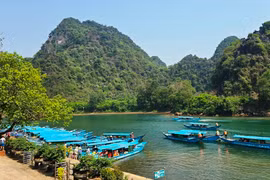 Bến thuyền Trung tâm Du lịch Phong Nha-Kẻ Bàng (Quảng Bình) tấp nập các hoạt động đón tiếp du khách đến tham quan. (Ảnh: TTXVN phát)
