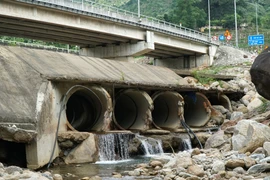 Các ống bêtông đưa nước suối Lương qua dưới đường dẫn Nam hầm Hải Vân hiện đã bị hư hỏng, nứt vỡ sau nhiều năm sử dụng. (Ảnh: Quốc Dũng/TTXVN)