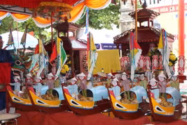 Mô hình 5 thuyền câu thế nhân trong Lễ Khao lề thế lính Hoàng Sa ở Quảng Ngãi . (Ảnh: Đinh Hương/TTXVN)
