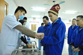Nhân viên y tế chia thuốc cho bệnh nhân tại Bệnh viện Tâm thần Trung ương 1. (Ảnh: Minh Quyết/TTXVN)