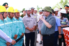 Thủ tướng Phạm Minh Chính kiểm tra, giao nhiệm vụ cho các đơn vị thi công đường ven biển và cầu Nhật Lệ 3. (Ảnh: Dương Giang/TTXVN)
