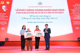 Hội Chữ thập đỏ Thành phố Hà Nội, Hội Chữ thập Đỏ quận Cầu Giấy trao kinh phí hỗ trợ xây 02 nhà Chữ thập Đỏ tại buổi lễ phát động Tháng Nhân đạo năm 2023. (Ảnh: Thanh Tùng/TTXVN)