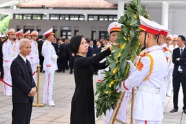 Đoàn Thông tấn xã Việt Nam do đồng chí Vũ Việt Trang, Bí thư Đảng ủy, Tổng giám đốc làm Trưởng đoàn, kính viếng Tổng Bí thư Nguyễn Phú Trọng. (Ảnh: TTXVN)