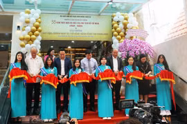Các đại biểu cắt băng khai mạc triển lãm. (Ảnh: Thu Hoài/TTXVN)