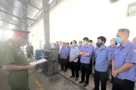 Cơ quan Công an tỉnh Đồng Nai công bố lệnh bắt, khám xét nơi làm việc của các đối tượng tại Trung tâm đăng kiểm 60-04D. (Ảnh: TTXVN phát)