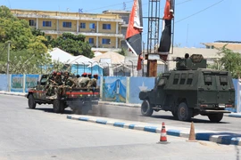 Binh sỹ Somalia tuần tra gần hiện trường vụ tấn công nhằm vào khách sạn ở Mogadishu, Somalia, ngày 15/3/2024. (Ảnh: AFP/TTXVN)