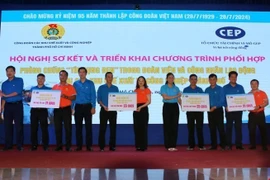 Đại diện các Công đoàn cơ sở và các chi nhánh Tổ chức Tài chính vi mô CEP cam kết tại hội thảo. (Ảnh: Thanh Vũ/ TTXVN)