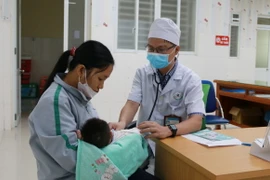 Trẻ được bác sỹ khám sàng lọc trước khi thực hiện tiêm vaccine 6 trong 1 tại Bệnh viện Nhi đồng Đồng Nai. (Ảnh: Lê Xuân/TTXVN)