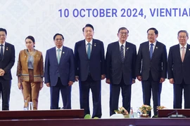 Thủ tướng Phạm Minh Chính cùng Trưởng đoàn các nước ASEAN và Thủ tướng Trung Quốc Lý Cường; Tổng thống Yoon Suk Yeol và Thủ tướng Nhật Bản Ishiba Shigeru chụp ảnh chung. (Ảnh: Dương Giang/TTXVN)