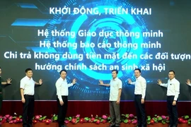 Phó Chủ tịch Ủy ban Nhân dân tỉnh Yên Bái Ngô Hạnh Phúc cùng các đại biểu khởi động, triển khai các tiện ích giáo dục thông minh, không dùng tiền mặt cho các đối tượng chính sách trên địa bàn tỉnh. (Ảnh: TTXVN phát)