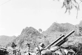 Chiến sỹ tiểu đoàn pháo binh mặt trận Hà Tuyên sẵn sàng chiến đấu. (Ảnh: Minh Lộc/TTXVN)