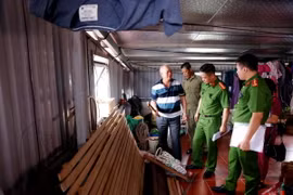 Cán bộ Công an phường Trung Hoà, quận Cầu Giấy kiểm tra, hướng dẫn công tác phòng cháy, chữa cháy tại cơ sở kinh doanh nhà trọ ở đường Nguyễn Ngọc Vũ. (Ảnh: Phạm Kiên/TTXVN)