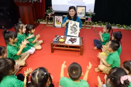 Nói về ý tưởng của mình, cô Nguyễn Thị Mỹ Ngọc cho biết, cảm nhận được sự lãng quên của xã hội hiện đại với một dòng tranh dân gian, cô tự cảm thấy mình cần phải làm gì đó để gìn giữ, bảo tồn dòng tranh quý. (Ảnh: Thanh Tùng/TTXVN)