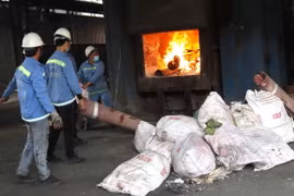 Xử lý chất thải tại Công ty Thiên Thanh. (Ảnh: Công Phong/TTXVN)