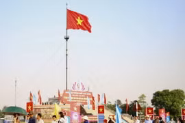 Kỳ đài ở khu Di tích Quốc gia đặc biệt Đôi bờ Hiền Lương-Bến Hải trong Lễ thượng cờ “Thống nhất non sông”. (Ảnh: Nguyên Linh/TTXVN)