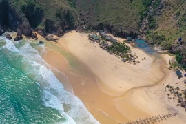 Nằm cách thành phố Quy Nhơn 25km về phía Đông Bắc, đảo Kỳ Co thuộc xã Nhơn Lý với phong cảnh tuyệt đẹp được ví von là “Maldives Việt Nam.”