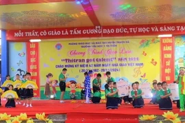 Học sinh trường Tiểu học 1 Thị trấn Thạch Hà (Thạch Hà, Hà Tĩnh) biểu diễn Dân ca Ví, Giặm tại Hội diễn văn nghệ chào mừng ngày 20/11. (Ảnh: TTXVN phát)