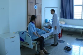 Các bệnh nhân được điều trị, chăm sóc tại Bệnh viện Đại học Y dược Hoàng Anh Gia Lai. (Ảnh: Quang Thái/TTXVN)