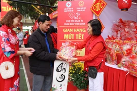 Khoảng 600 người dân đổi phiếu để nhận hàng miễn phí tại các gian hàng ở Chợ Tết nhân ái Hà Nội, mỗi phiếu trị giá 850.000đ/phiếu. (Ảnh: Thanh Tùng/TTXVN)