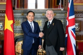 Đại sứ Đỗ Minh Hùng và Chủ tịch Hạ viện Anh Lindsay Hoyle tại trụ sở Quốc hội Anh ở London. (Ảnh: TTXVN phát)