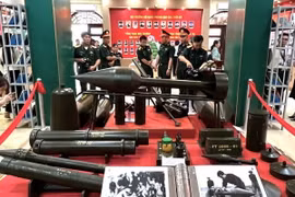 Khách tham quan các hiện vật, tư liệu tại Triển lãm về Quân đội Nhân dân Việt Nam ở Cần Thơ. (Ảnh: Ánh Tuyết/TTXVN)
