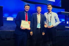 Đại diện Cục Đo đạc, Bản đồ và Thông tin địa lý Việt Nam được vinh danh và nhận Giải thưởng Thành tựu đặc biệt về GIS. (Nguồn: Bộ Tài nguyên và Môi trường)