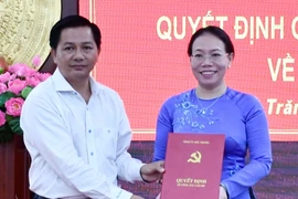 Ông Trần Văn Lâu, Chủ tịch UBND tỉnh Sóc Trăng trao Quyết định của Ban Thường vụ Tỉnh ủy cho bà Huỳnh Thị Diễm Ngọc giữ chức Bí thư Thị ủy Ngã Năm. (Ảnh: Trung Hiếu/TTXVN)