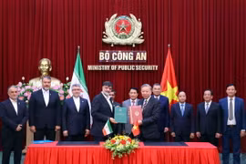 Đại tướng Tô Lâm và Chuẩn tướng Ahmad Reza Radan ký kết Bản ghi nhớ hợp tác giữa Bộ Công an Việt Nam và Bộ Tư lệnh Thực thi pháp luật Iran. (Ảnh: Phạm Kiên/TTXVN)